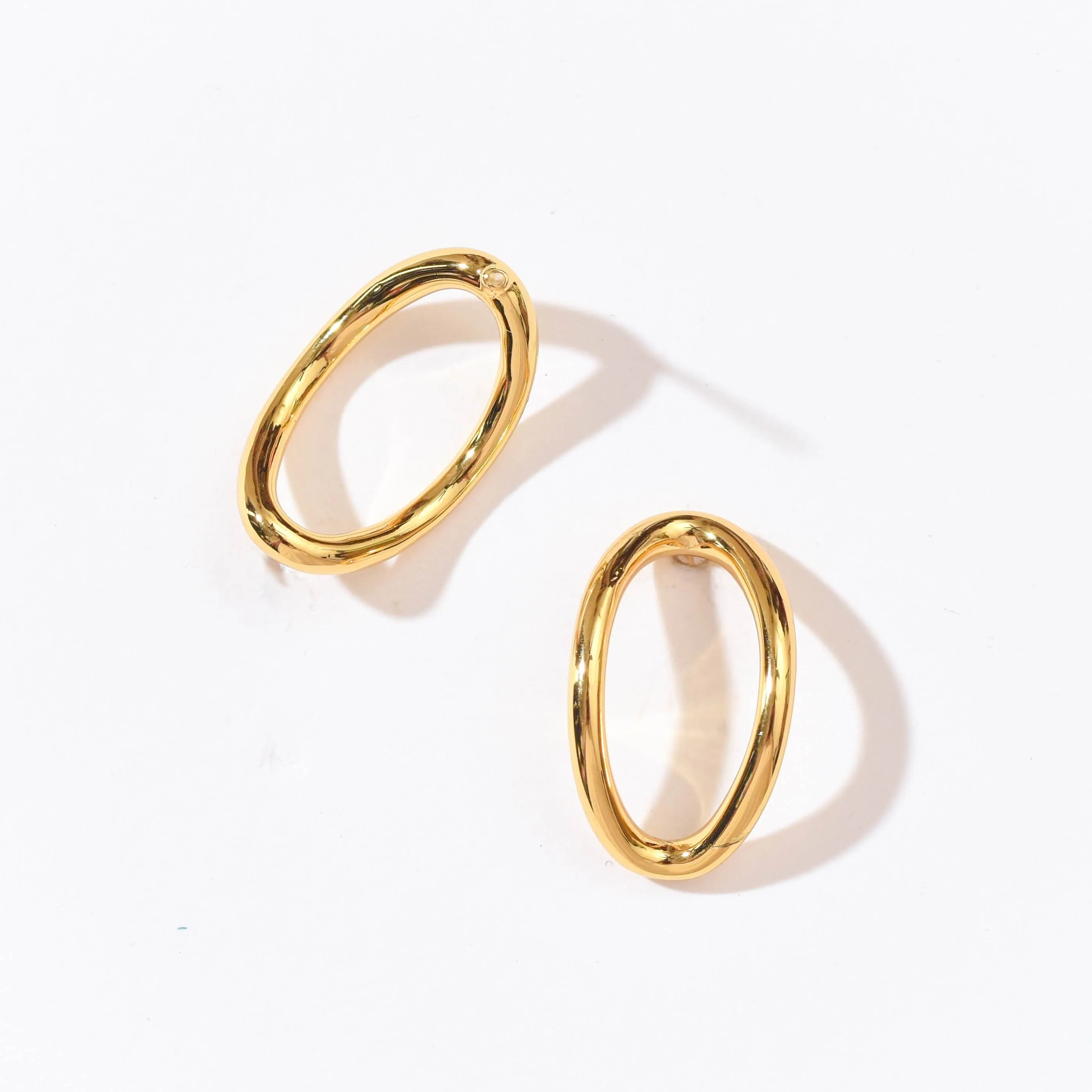 Aiko Hollow Studs | Gold
