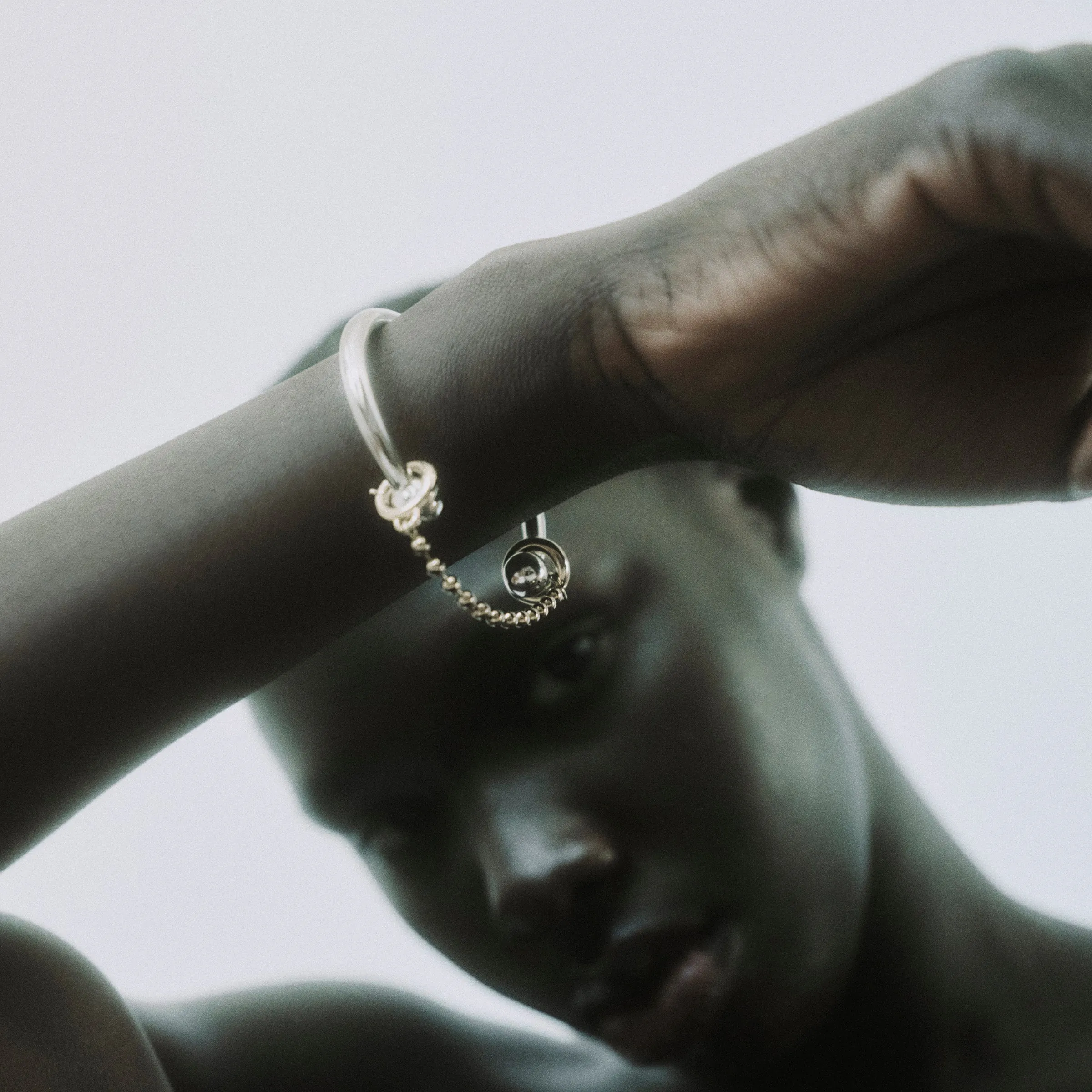 BARBELL CHAIN CUFF