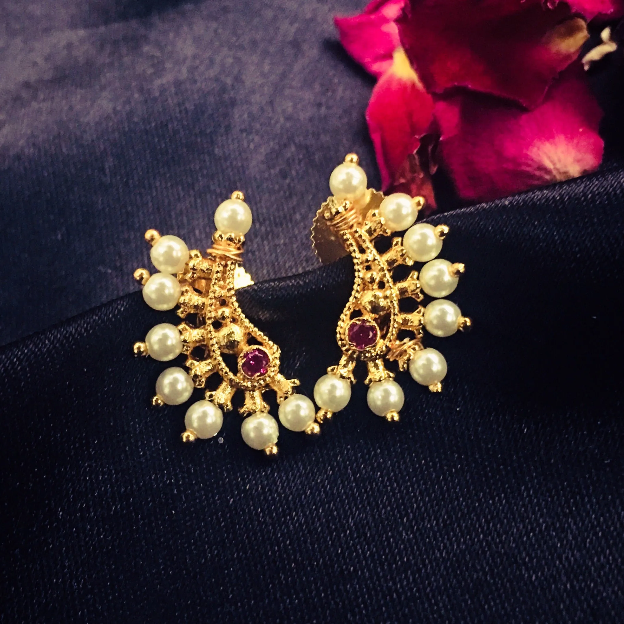 DROPLET PEARL STUDS