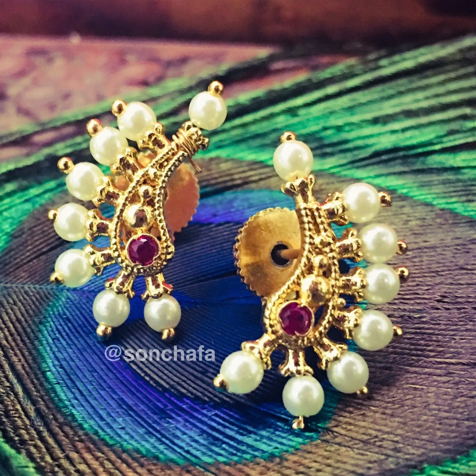 DROPLET PEARL STUDS