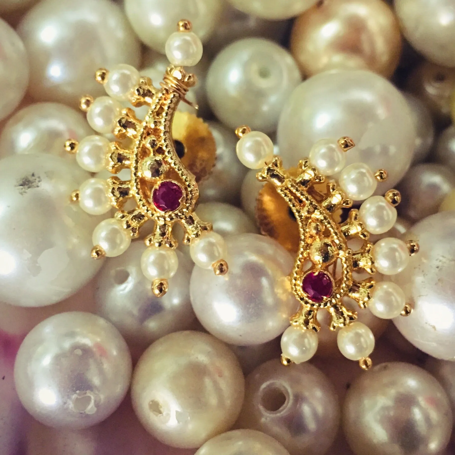 DROPLET PEARL STUDS