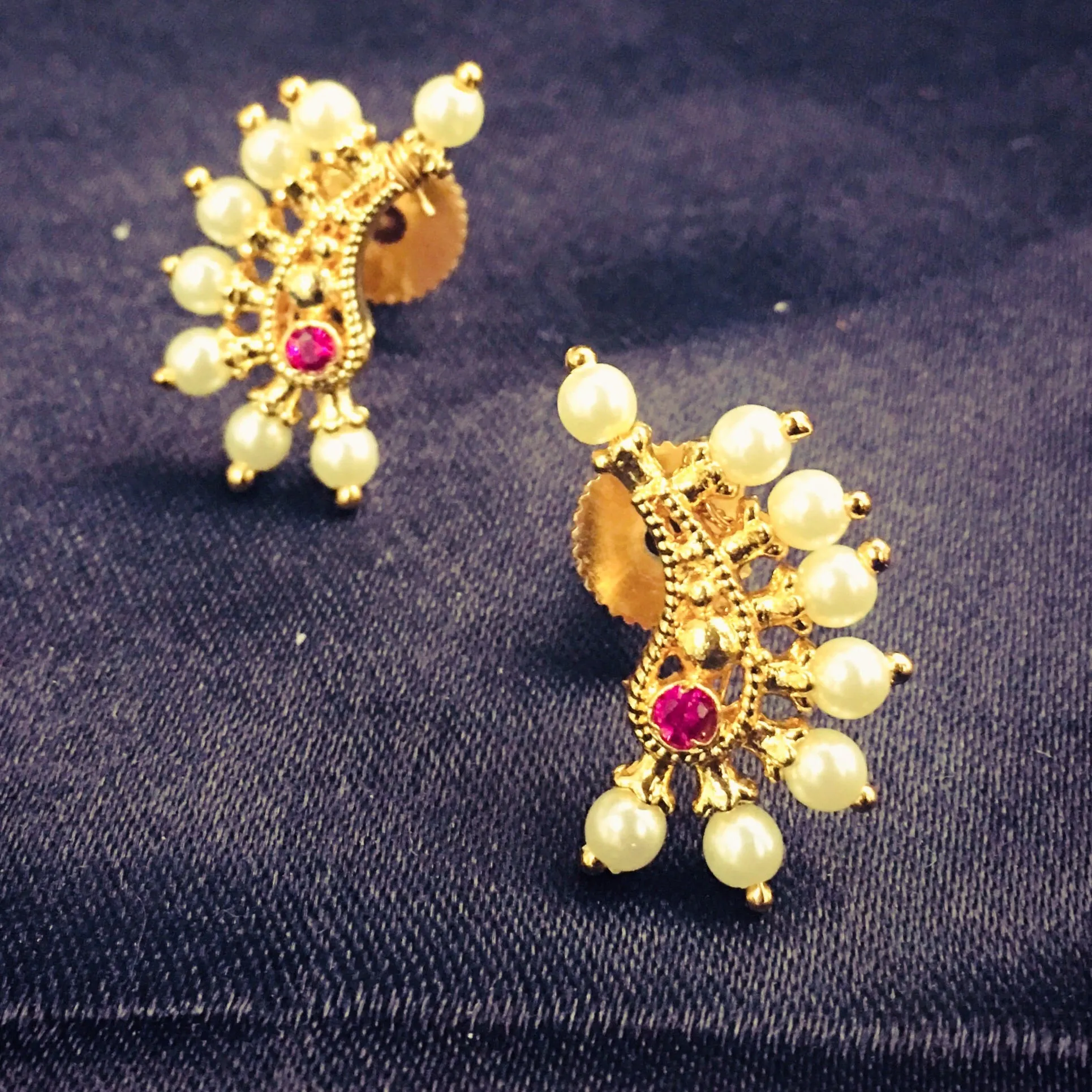 DROPLET PEARL STUDS