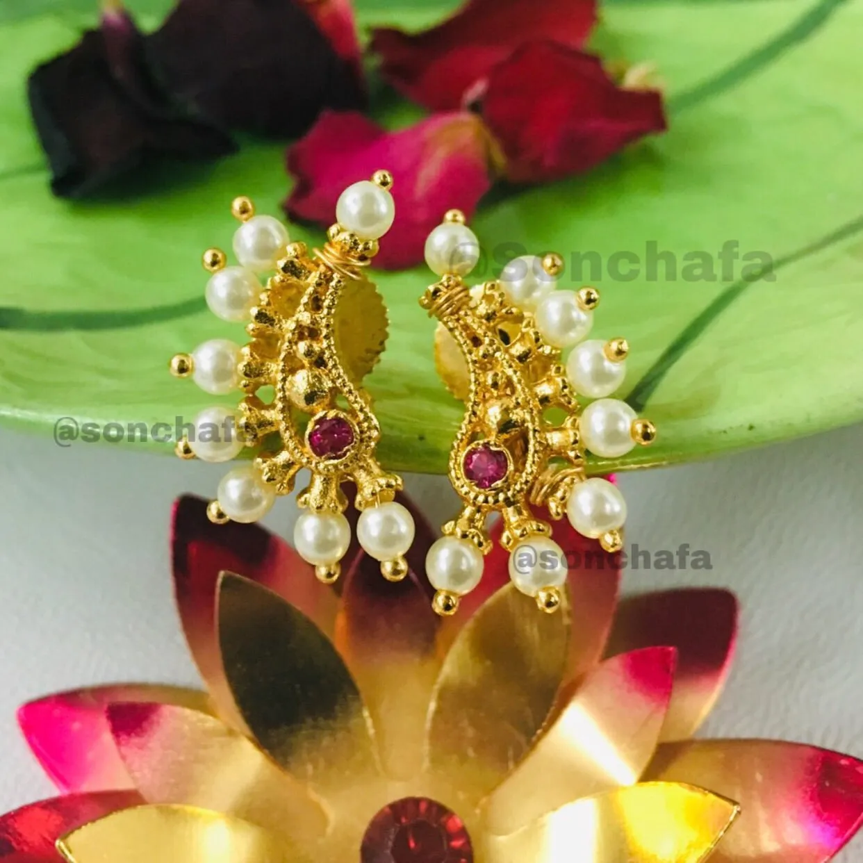 DROPLET PEARL STUDS