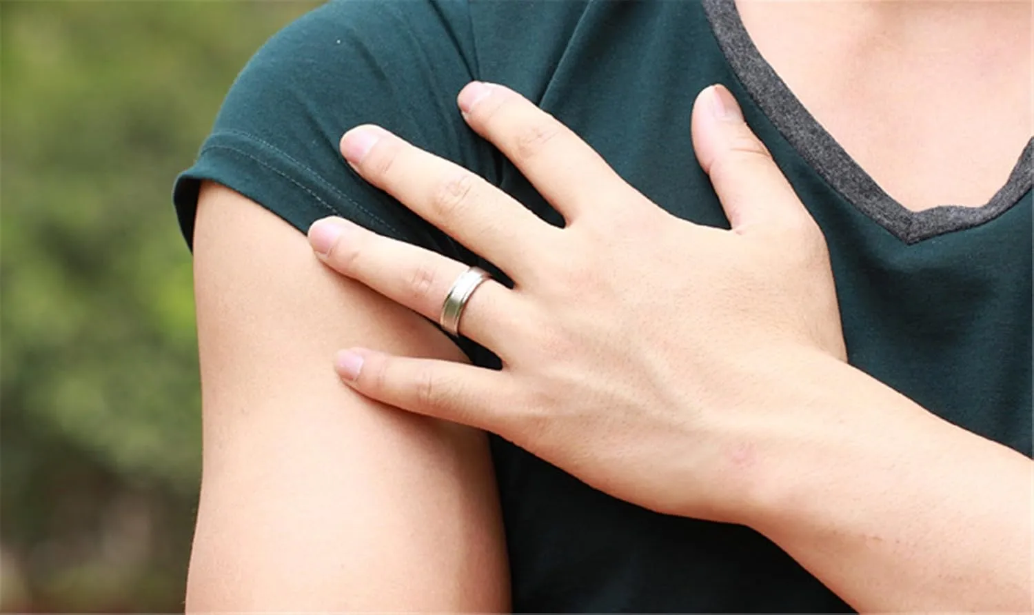 Fashion Month Mens Womens Sample Style Stainless Steel White Gold Ring Couple Engagement Wedding Silver Grooved Band