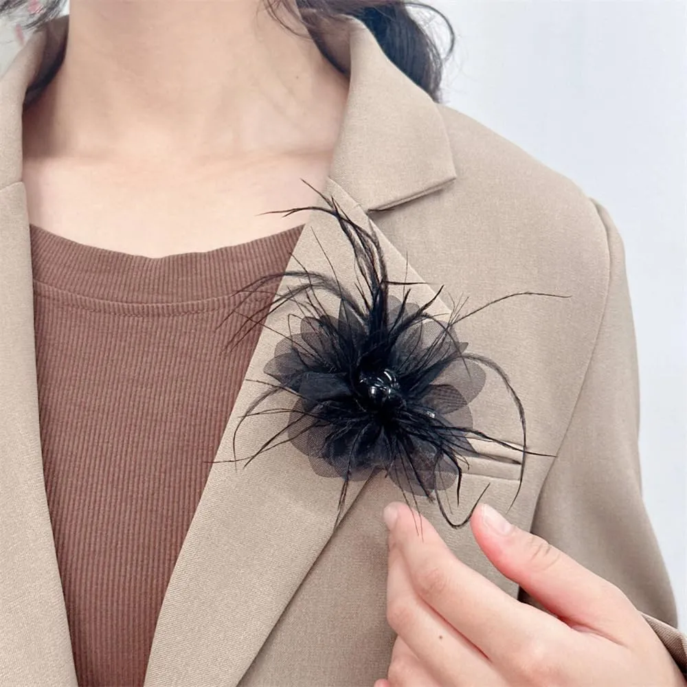 Lady Fascinator Feather Flower Brooch for Women Elegant Shell Pearl Mesh Blossom Hair Clip Wedding Corsage Lapel Pin Bridal Hairband Derby Hat Cocktail Party Costume Accessories (Black)