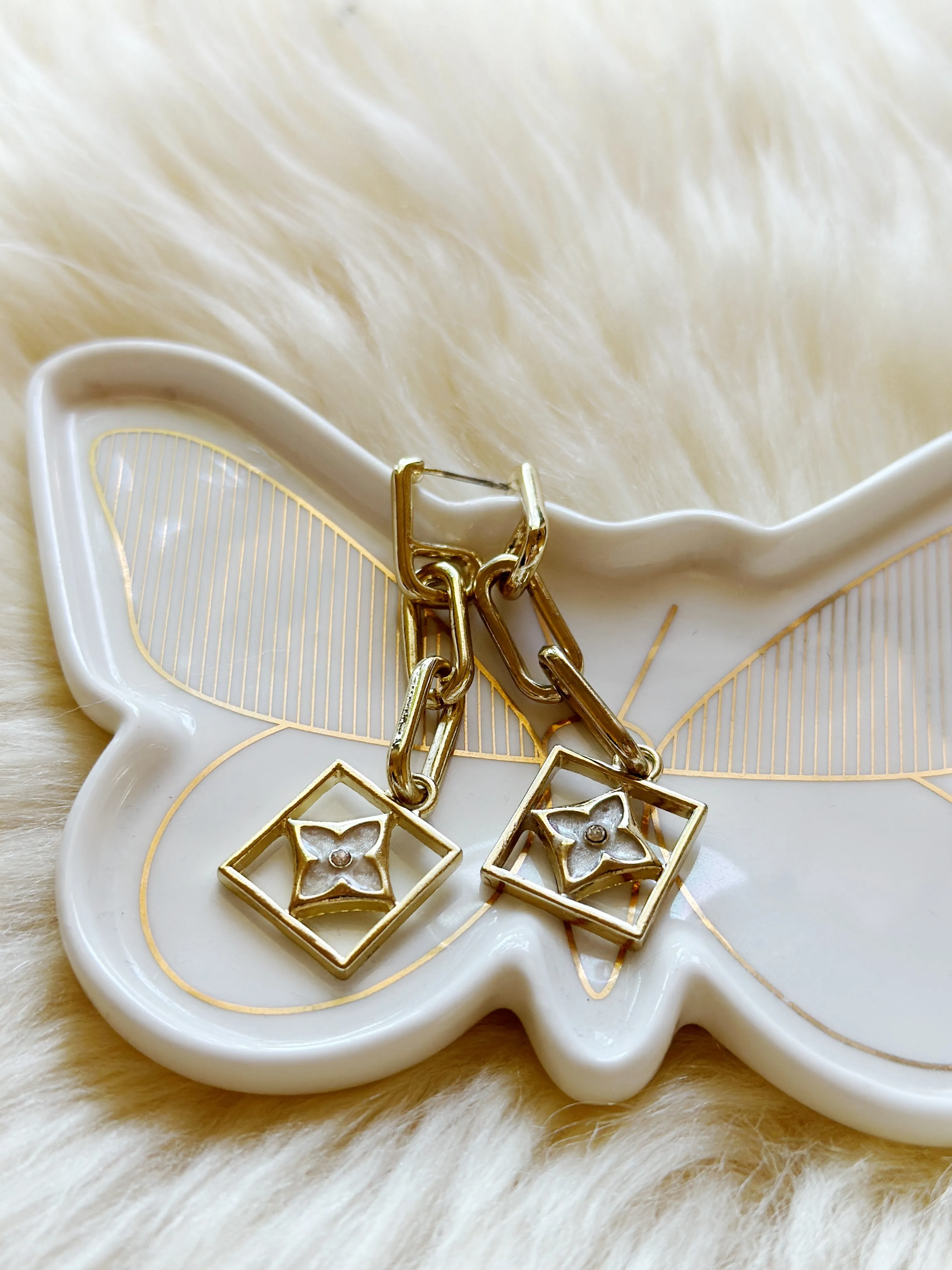 Lux - Golden chain earrings with pearl white stars | aesthetic | elegant earrings