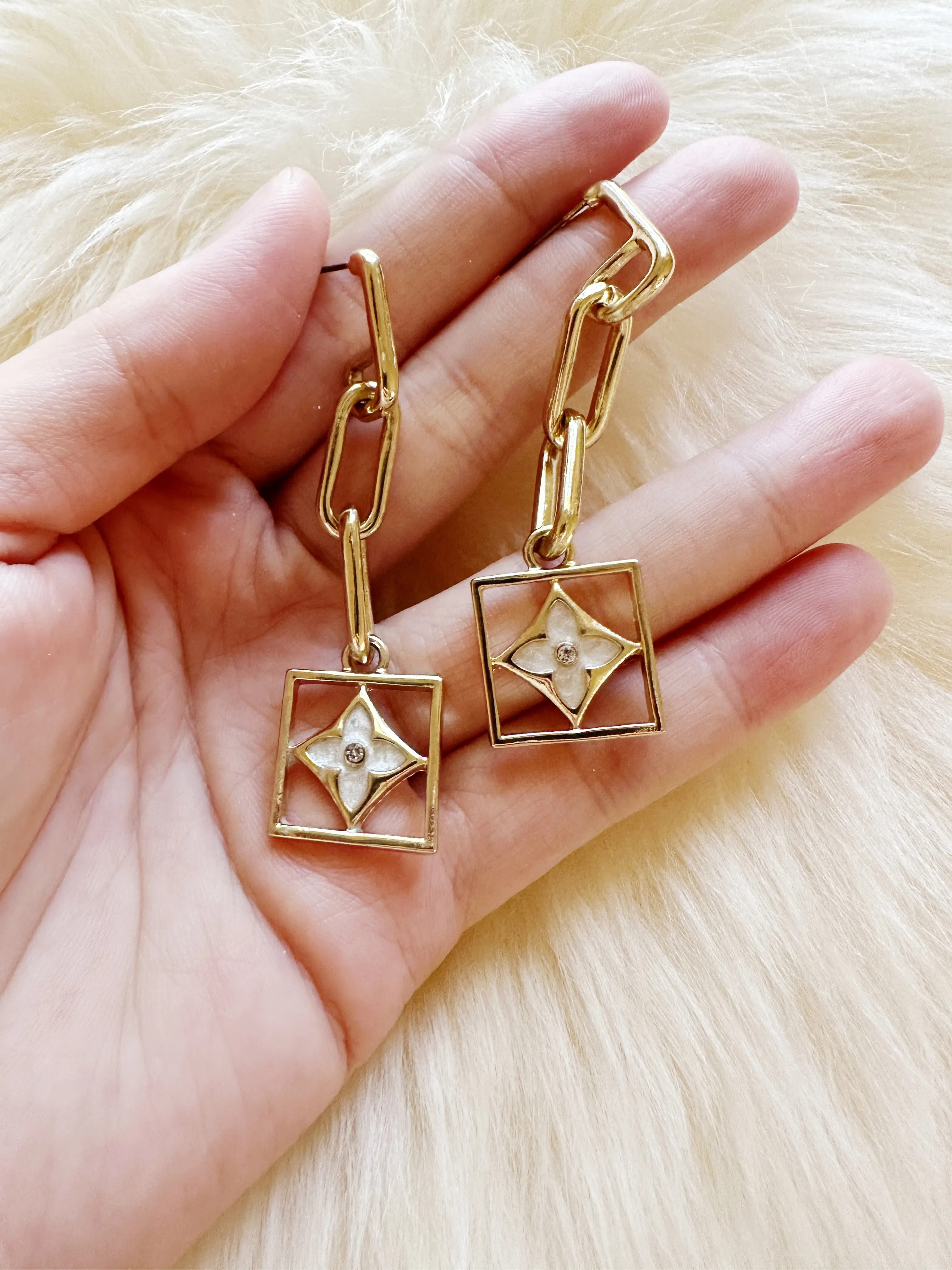 Lux - Golden chain earrings with pearl white stars | aesthetic | elegant earrings
