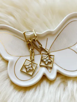 Lux - Golden chain earrings with pearl white stars | aesthetic | elegant earrings