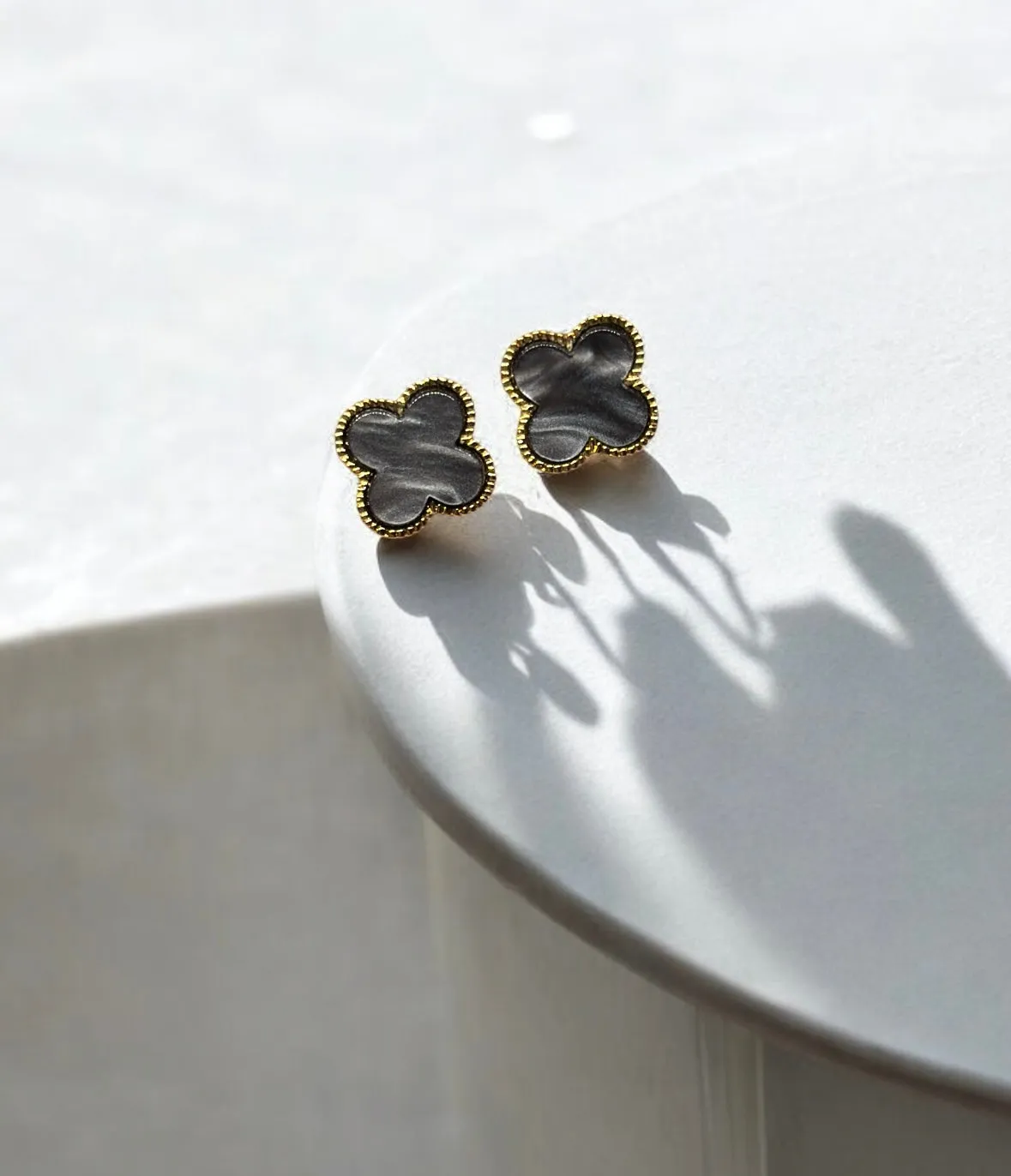 Lux - Golden clovers stud earrings