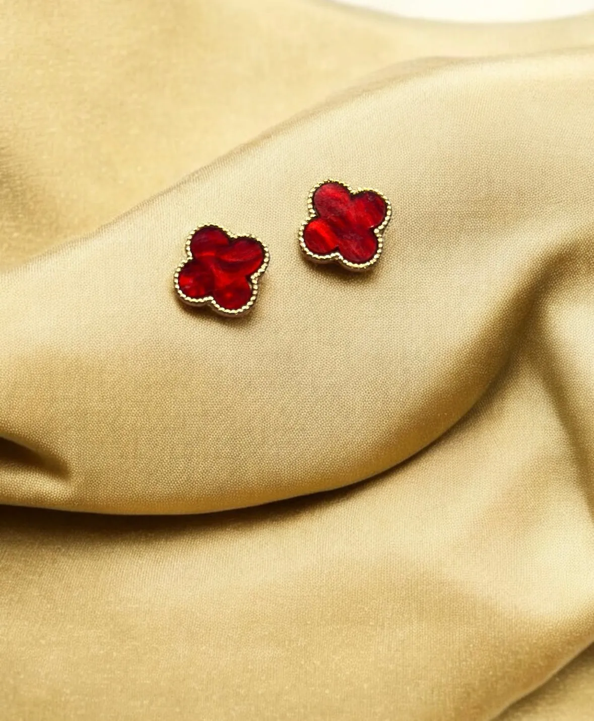 Lux - Golden clovers stud earrings