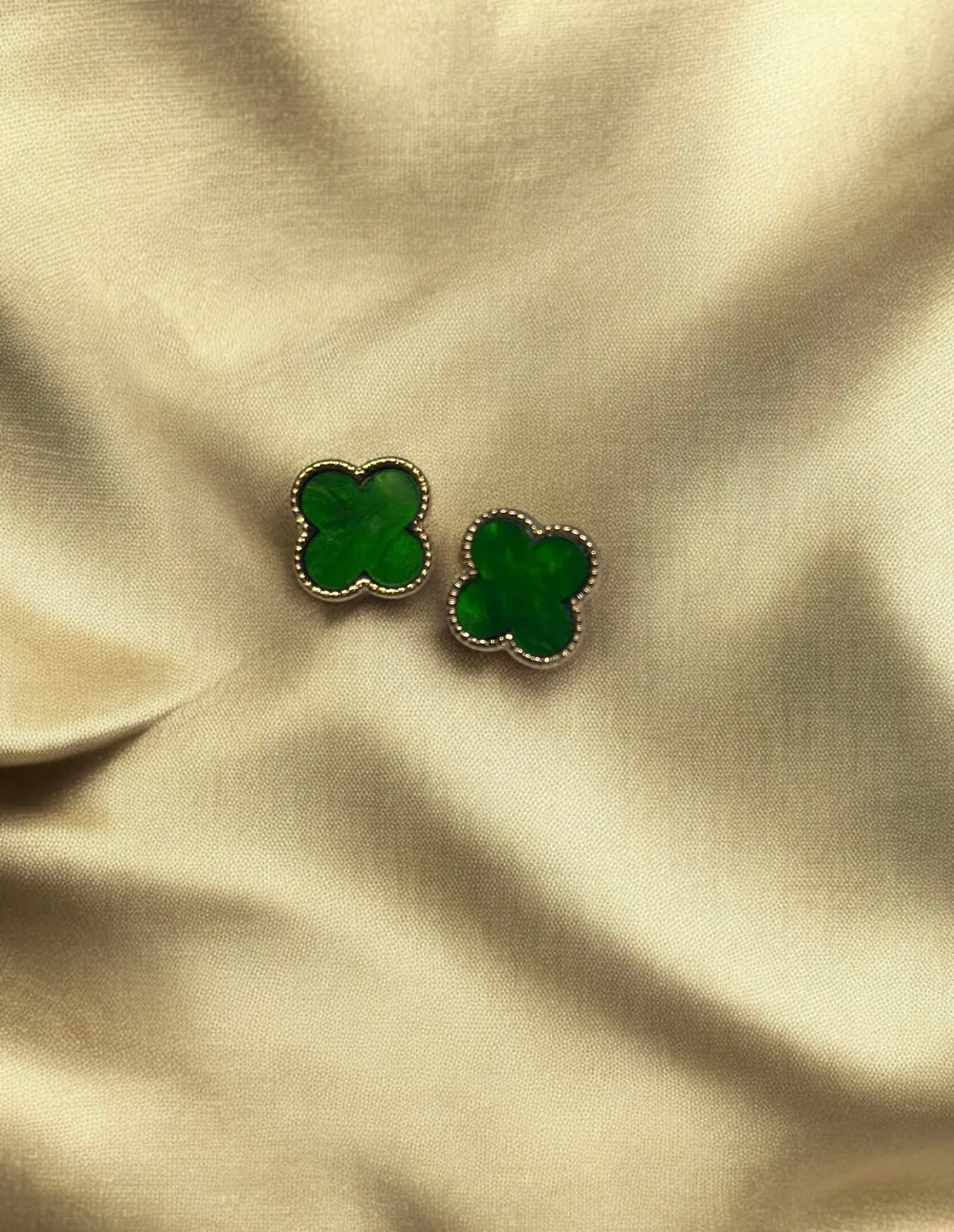 Lux - Golden clovers stud earrings