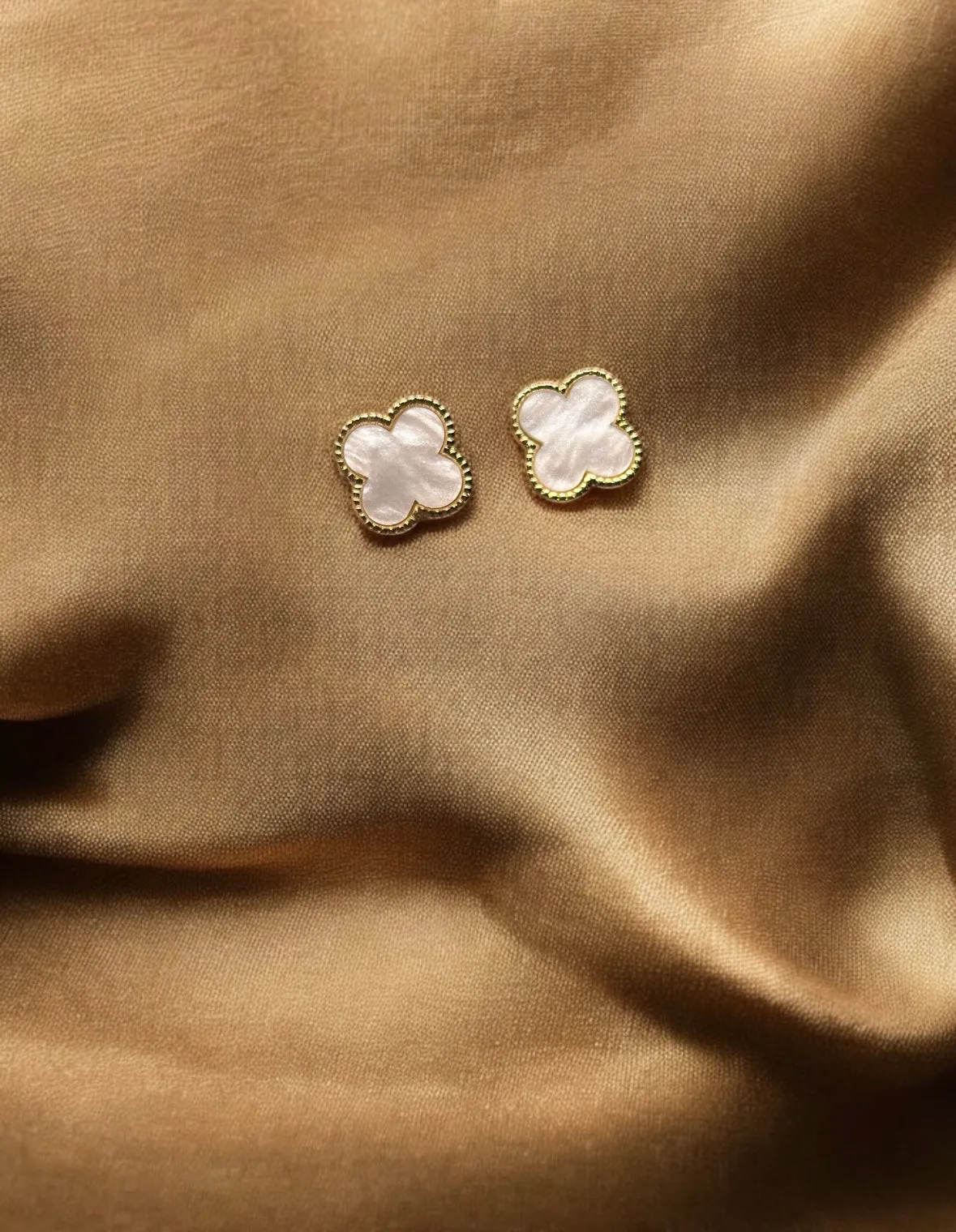 Lux - Golden clovers stud earrings