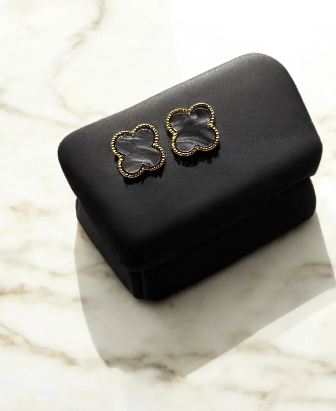 Lux - Golden clovers stud earrings