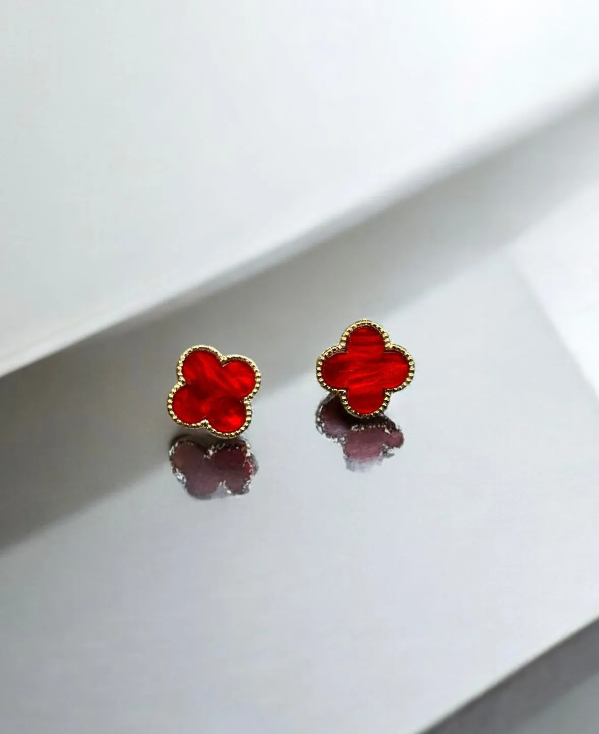 Lux - Golden clovers stud earrings