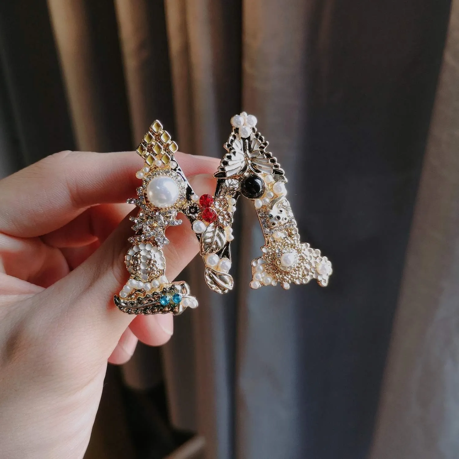 RINHOO Pearl Initial Brooch Pin Crystal A-Z 26 Alphabet Letters Brooch Colorful Enamel Breastpin Pin Jewelry for Women Gifts