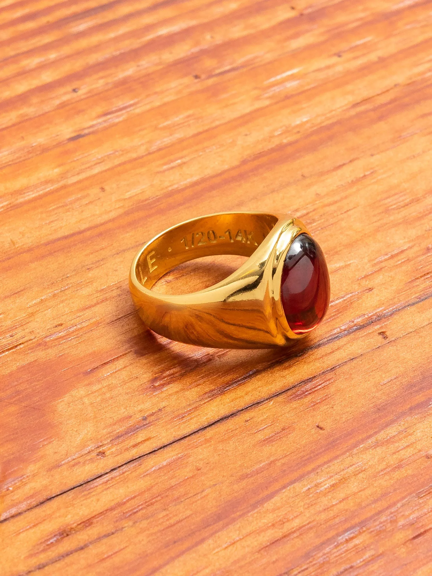 Tommy Signet Ring in Gold/Red Garnet